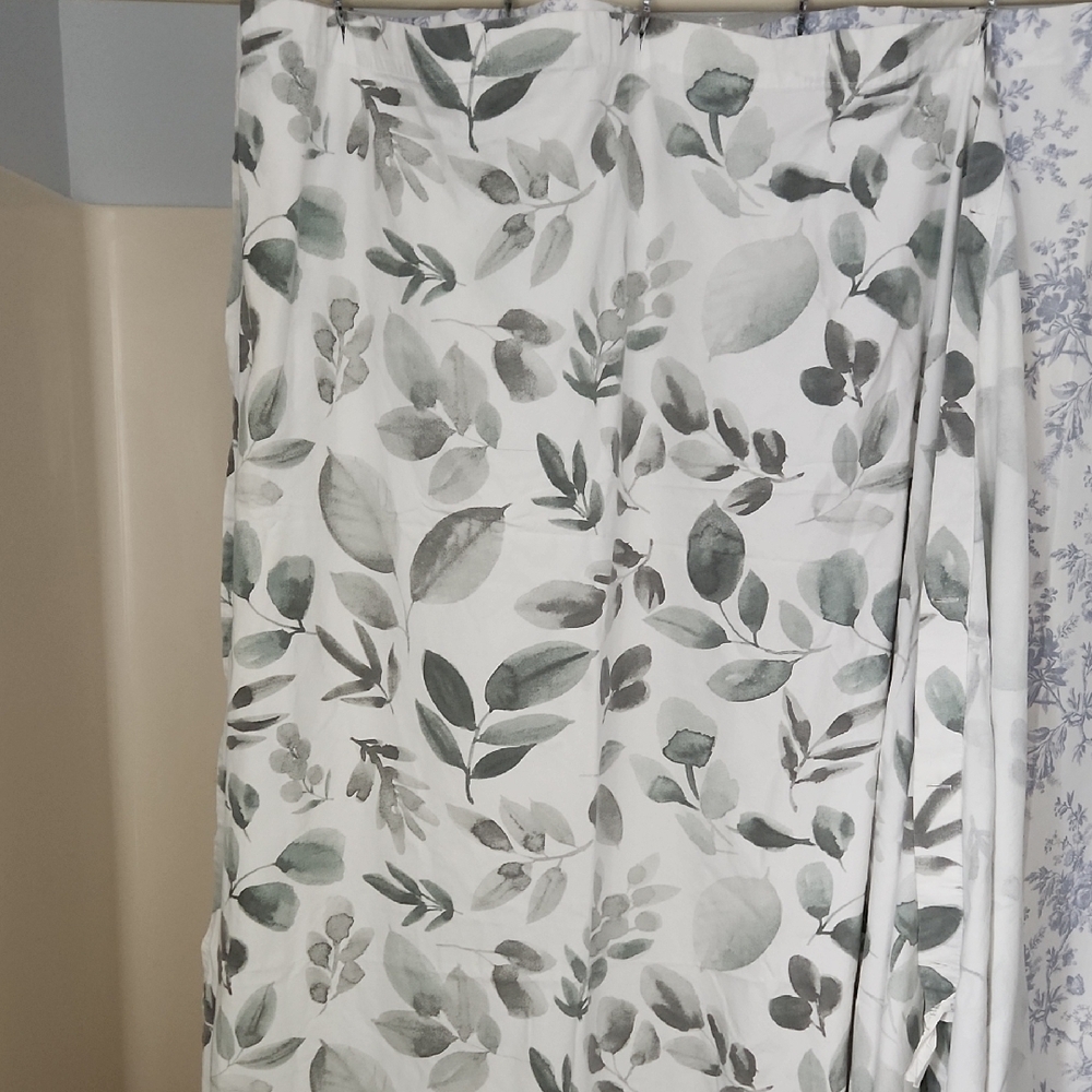 Elegant Leaf Pattern Shower Curtain